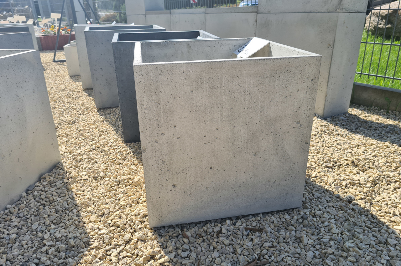 Duże kwadratowe donice betonowe do ogrodu