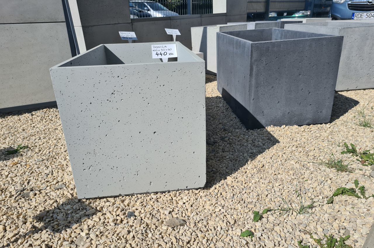 Duże donice betonowe do ogrodu