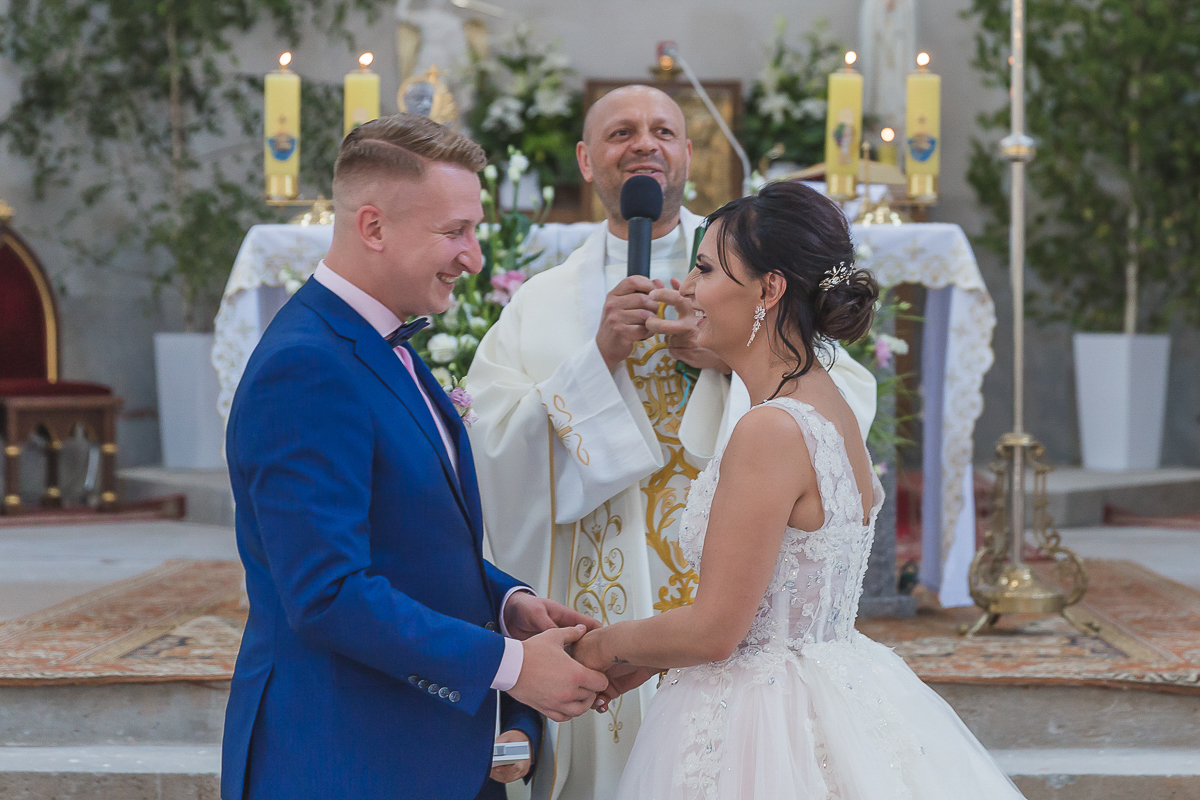 Zdjęcie ślubne Aliny i Rafała w kościele wykonane przez - Michał Mercik Fotografia.